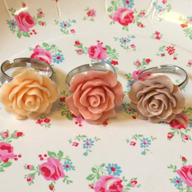 Rosenförmiger Blumenring in Pfirsich-, Aprikosen - Oder Lachsrosa Beige/Braun Kaffeeharz Zur Auswahl Auf Einem Verstellbaren Silbernen Metallring Rosenförmiger Blumenring in Pfirsich-, Aprikosen - Oder Lachsrosa Beige/Braun Kaffeeharz Zur Auswahl Auf Einem Verstellbaren Silbernen Metallring von FeliciteFantasque