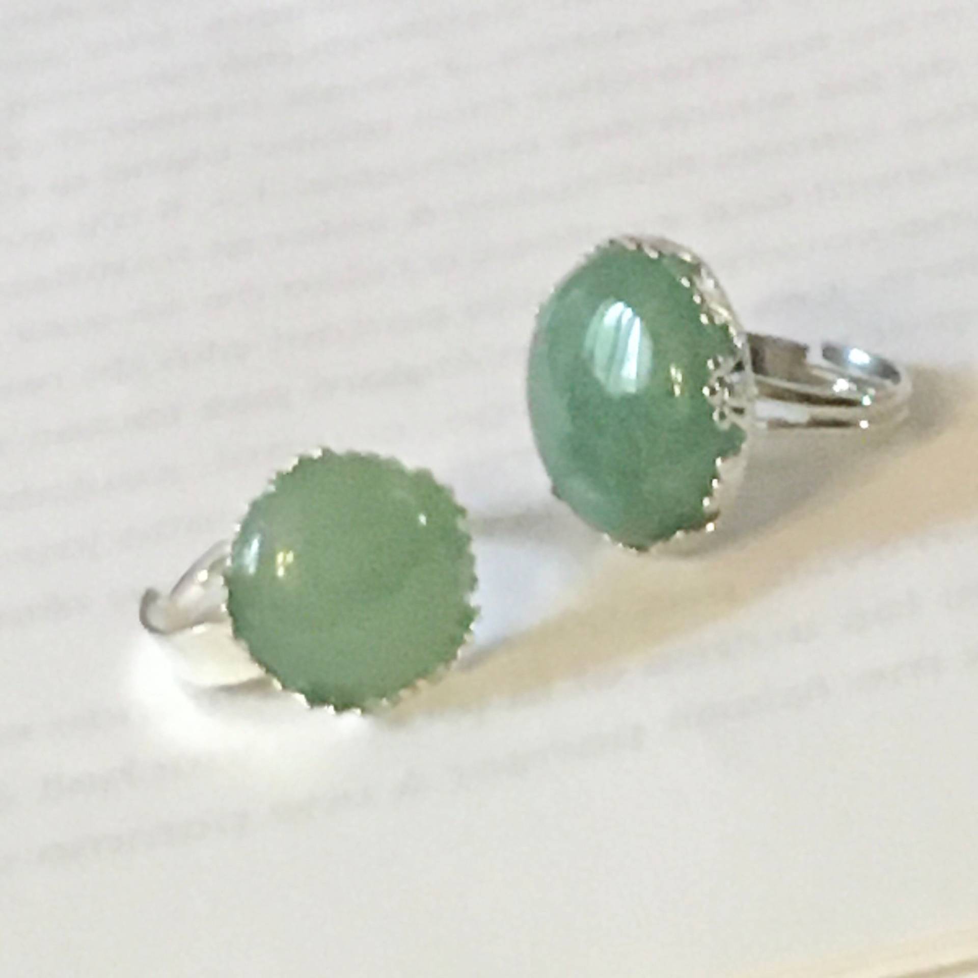 Runder Cabochon-Ring | 16 Mm Oder 20 Mm Aus Aventurinstein Auf Einer Runden, Glänzenden Silberbasis Mit Zart Gezackten Krone Runder Cabochon-Ring | 16 Mm Oder 20 Mm Aus Aventurinstein Auf Einer Runden, Glänzenden Silberbasis Mit Zart Gezackten Krone von FeliciteFantasque