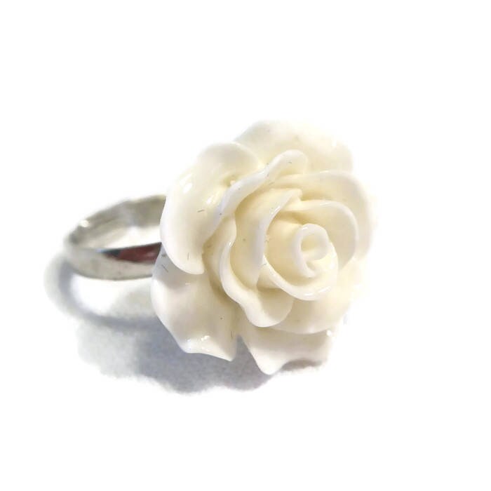 Weißer Rosenharzring Auf Verstellbarem Edelstahl-Silberring, Retro-Romantisch, Vintage Weißer Rosenharzring Auf Verstellbarem Edelstahl-Silberring, Retro-Romantisch, Vintage von FeliciteFantasque