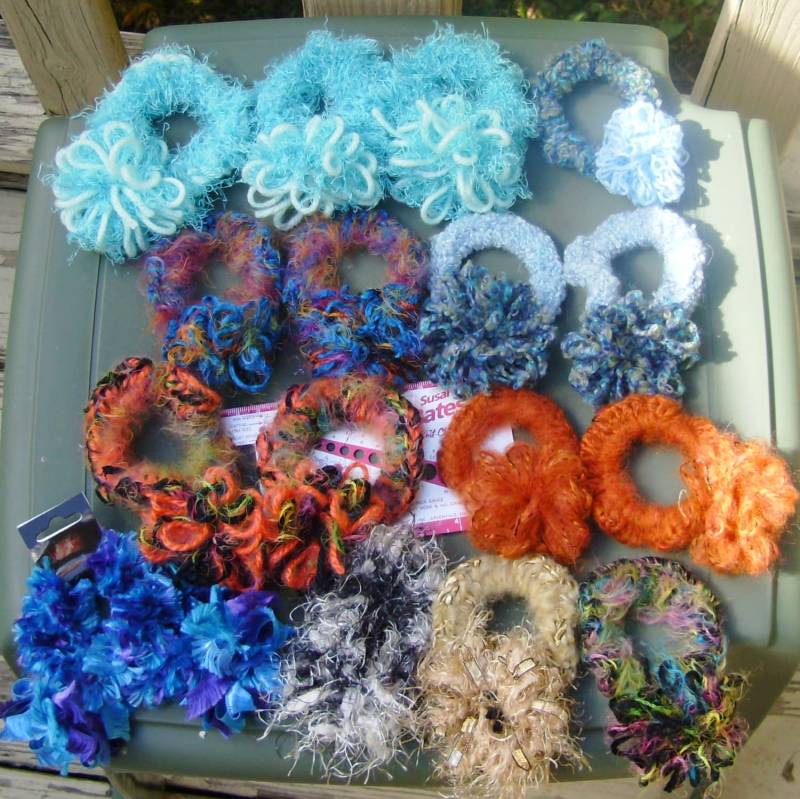 Gehäkeltes Haarband Pony Tail Holder Scrunchies Mit Blume Größe Meduim Paar 2Er Set von FelicityRoseBlessing