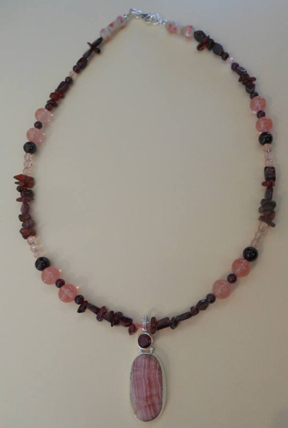 Granat Und Rhodochrosit in Sterling Silber Halskette Granat Und Rhodochrosit in Sterling Silber Halskette von Felicitygrace55
