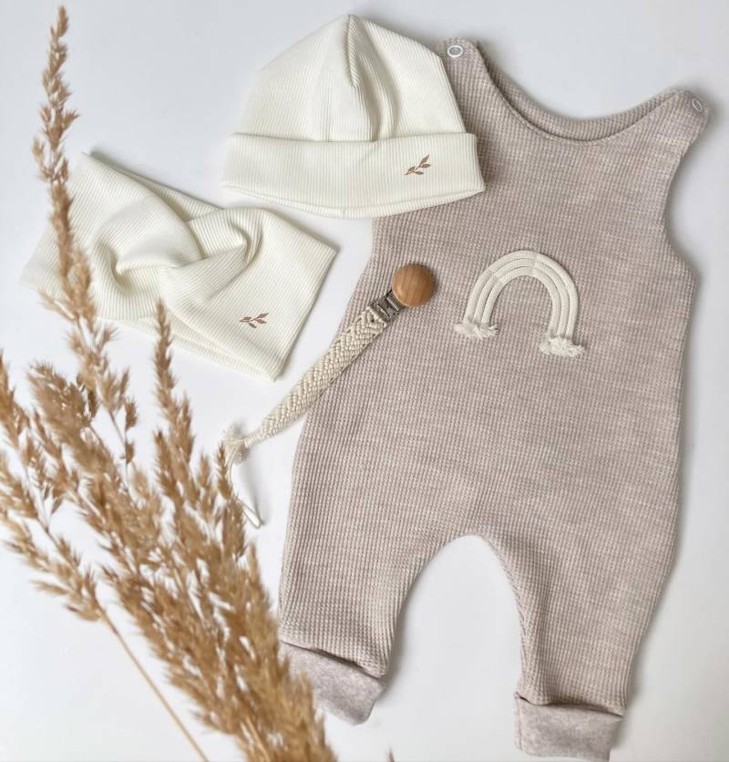 strampler Waffeljersey Regenbogen Personalisiert Mit Name Babystrampler Beige Meliert Babykleidung Newborn Body Regenbogenapplikation von FelinoKinderkleidung
