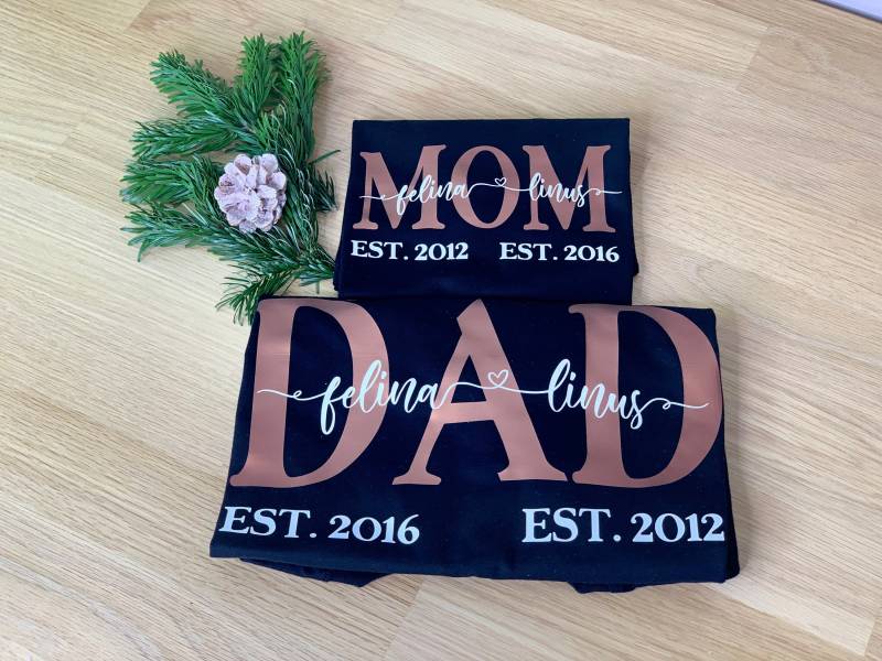 Mom + Dad 2Er Shirt-Set/Personalisierte Eltern T-Shirts Geschenk Mama Papa Familien Shirts Für Stolze Schwarz von FelinusDruck