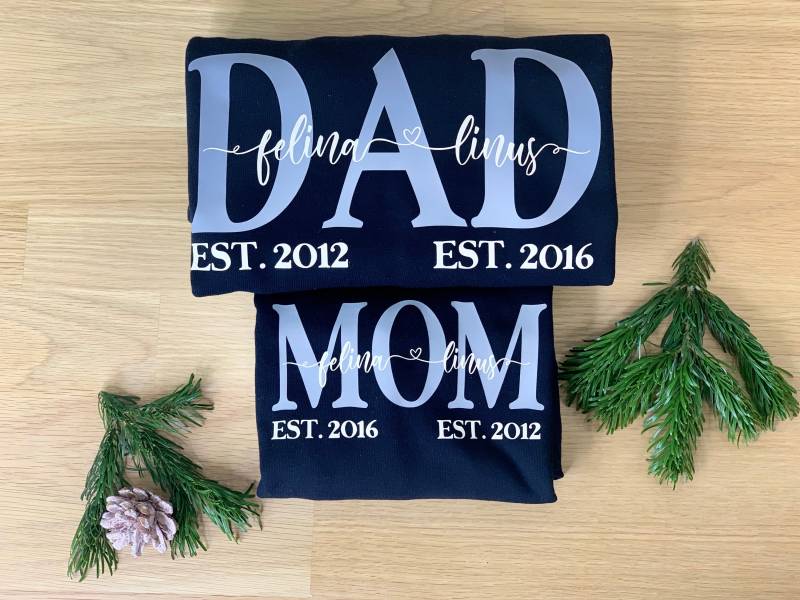 Mom + Dad 2Er Shirt-Set/Personalisierte Eltern T-Shirts Geschenk Mama Papa Familien Shirts Für Stolze Schwarz von FelinusDruck