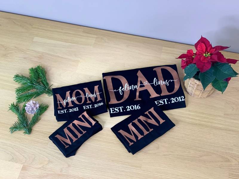 Mom + Dad 2xmini 4Er Shirt-Set/Personalisierte Family T-Shirts Geschenk Mama Papa Familien Shirts Für Stolze Eltern Schwarz von FelinusDruck