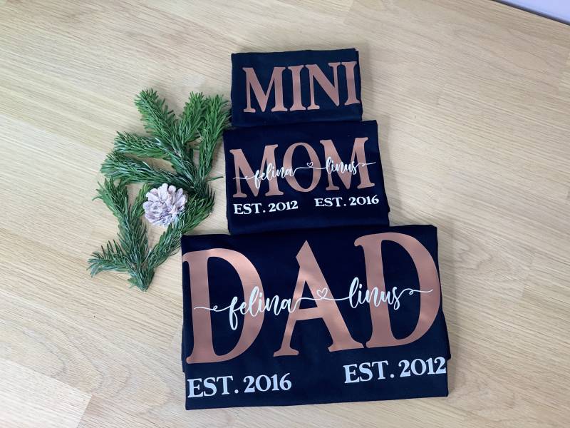 Mom + Dad Mini 3Er Shirt-Set/Personalisierte Family T-Shirts Geschenk Mama Papa Familien Shirts Für Stolze Eltern Schwarz von FelinusDruck
