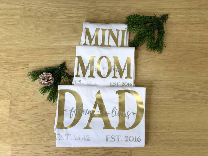 Mom + Dad Mini 3Er Shirt-Set/Personalisierte Family T-Shirts Geschenk Mama Papa Familien Shirts Für Stolze Eltern Weiß von FelinusDruck