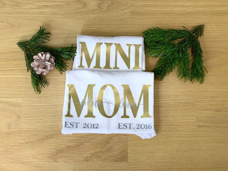 Mom + Mini 2Er Shirt-Set/Mutter+Tochter Personalisierte Eltern T-Shirts Geschenk Mama Familien Shirts Für Stolze Mamis Weiß von FelinusDruck