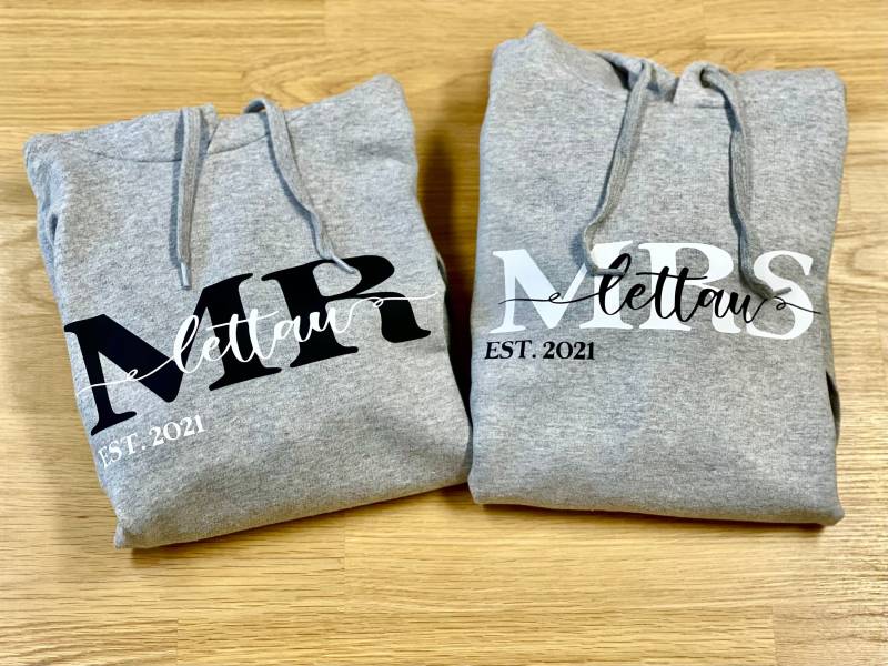 Mr. + Mrs. 2Er Hoody Set/Personalisierte Mama & Papa Hoodys Geschenk Wedding Hochzeit Kapuze Pullover Familie Schwarz von FelinusDruck