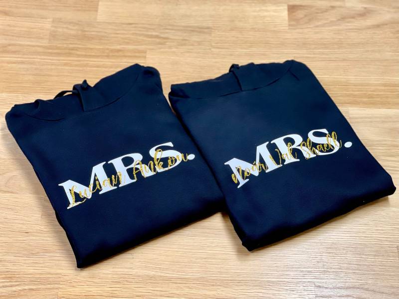Mrs.+ Mrs. 2Er Hoody Set/Personalisierte Mama Hoodys Glitter Geschenk Wedding Hochzeit Kapuze Pullover Familie Schwarz von FelinusDruck