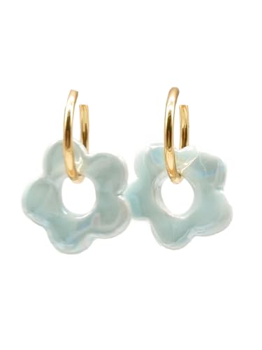 Feliss Creolen Gold Blumen Ohrringe mit Keramik Blume kleine Hoop Earrings 80er Jahre Edelstahl Creole mit Anhänger Boho Schmuck Damen Modeschmuck Y2k Accessoires hängend von Feliss