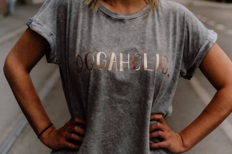 Damen-Shirt Dogaholic Print Kupfer/Rosegold - in Hellgrau Oder Dunkelgrau Moderner Schnitt von FeliusforDogs