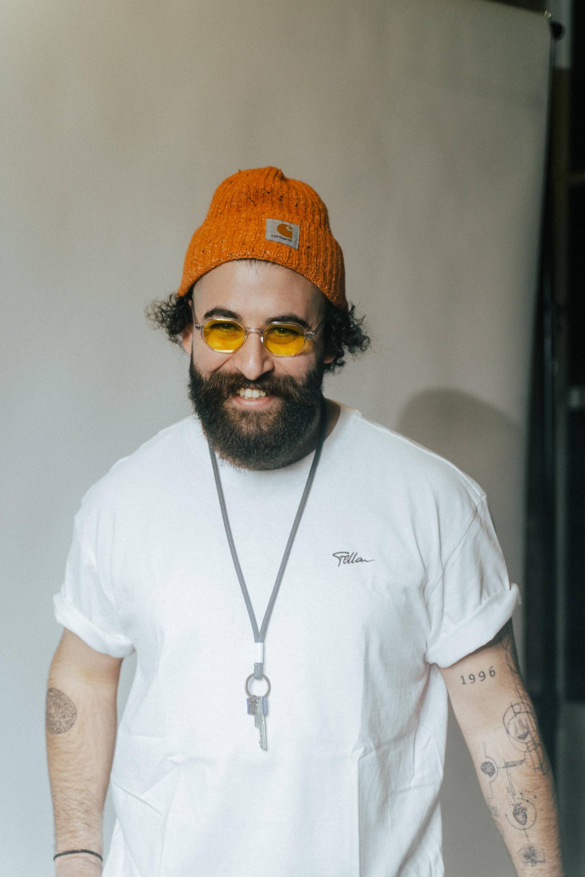 On White With Black Backprint von FellaApparelShop