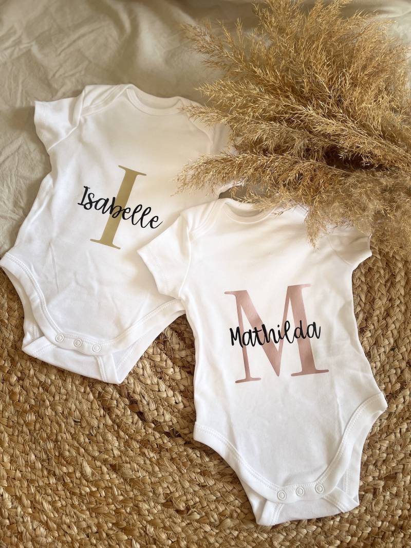 Babybody Personalisiert Mit Initial Und Namen Aus Baumwolle I Verschiedene Farben Geschenk Zur Geburt Babyparty Schwangerschaft von Fellalarm