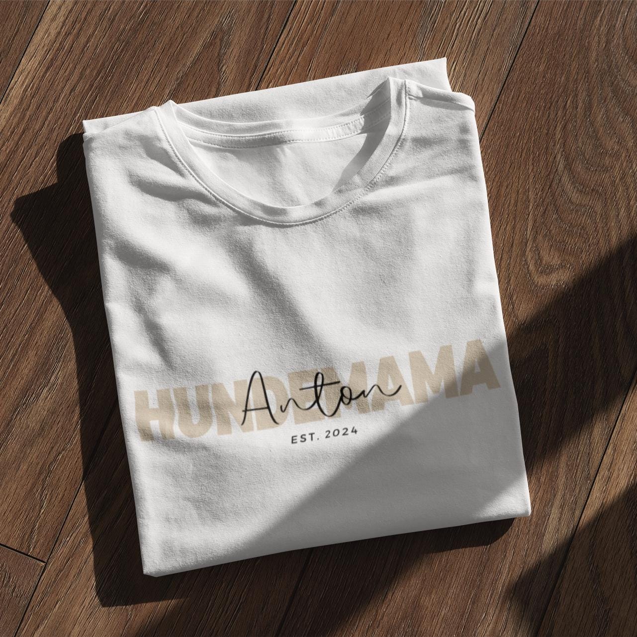 Personalisiertes Hundemama Shirt, T-Shirt Mit Hundename, Hundebesitzer Geschenk Name, Haustier Liebhaber, Dog Mom Minimalistisch Personalisiertes Hundemama Shirt, T-Shirt Mit Hundename, Hundebesitzer Geschenk Name, Haustier Liebhaber, Dog Mom Minimalistisch von FellnasenBoutique