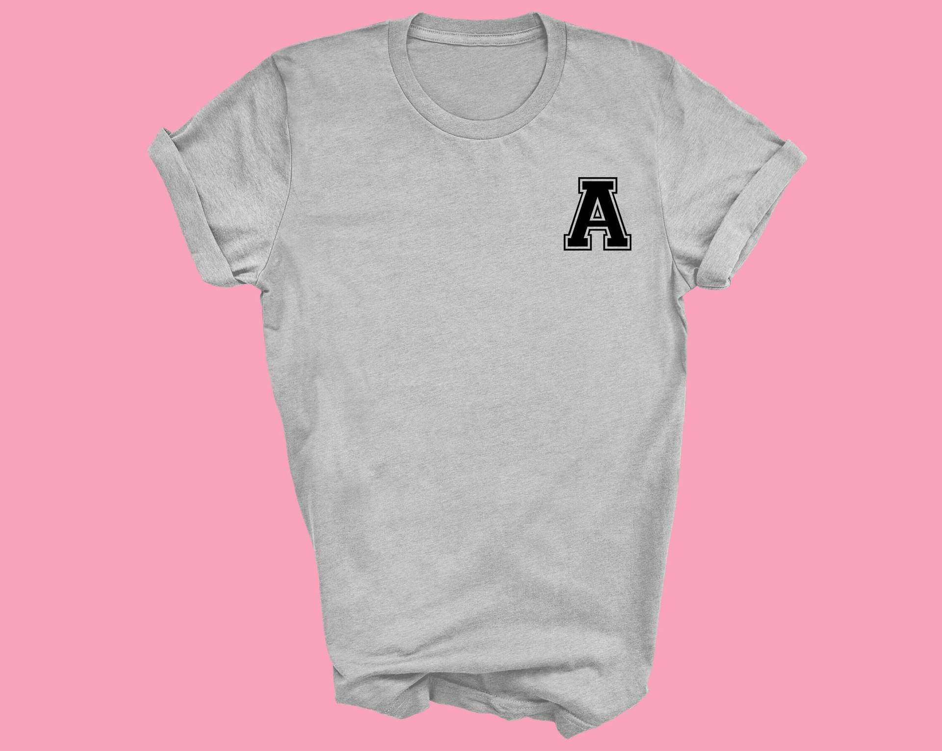 Personalisiertes Tshirt, Varsity T Shirt, College Kleidung, Buchstaben, Geschenk Zum Abschluss, Alphabet Initialen Buchstabe Tshirt Personalisiertes Tshirt, Varsity T Shirt, College Kleidung, Buchstaben, Geschenk Zum Abschluss, Alphabet Initialen Buchstabe Tshirt von FellowFriendsCo
