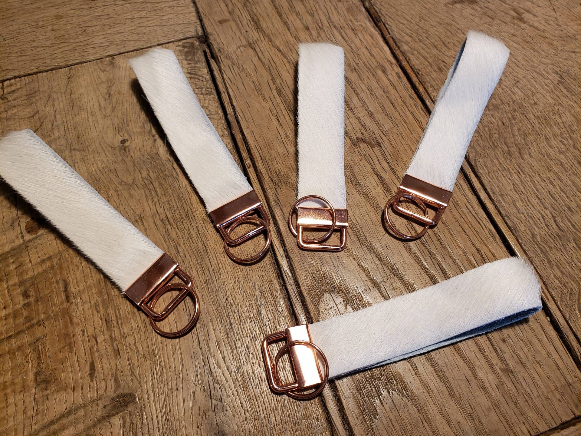 Schlüsselanhänger Aus Echtem Kuhfell Naturweiß 12, 5cm X 0, 5cm Schlüsselanhänger Aus Echtem Kuhfell Naturweiß 12, 5cm X 0, 5cm von Fellschmiede