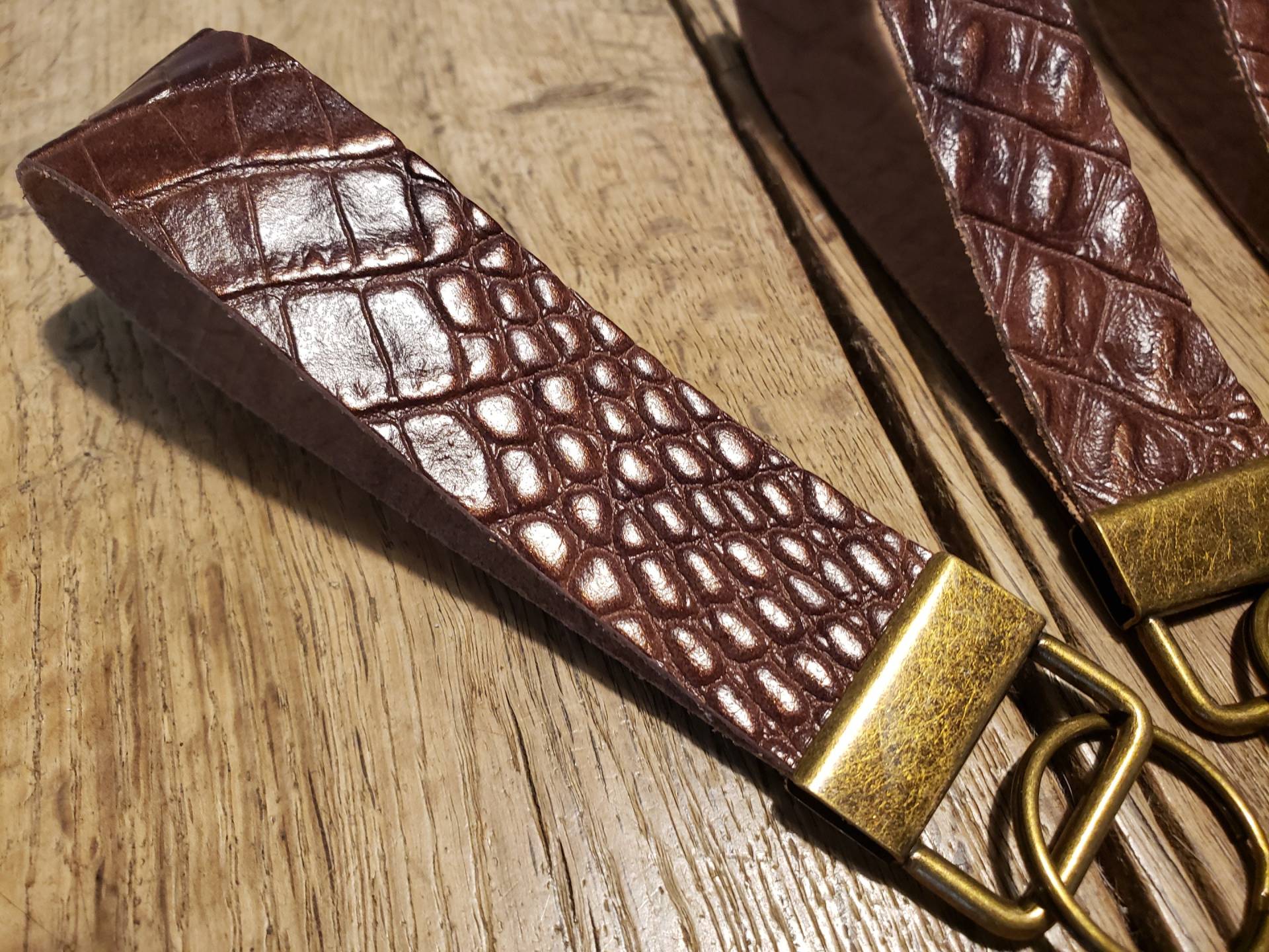 Schlüsselanhänger Aus Echtem Leder Mit Croco-Prägung 12, 5cm X 0, 5cm Schlüsselanhänger Aus Echtem Leder Mit Croco-Prägung 12, 5cm X 0, 5cm von Fellschmiede
