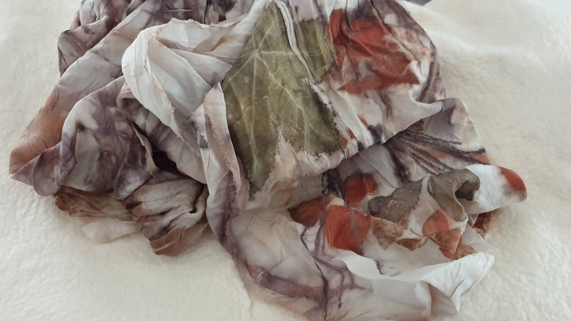 Eco Print Seidenschal/Eco Silk Shawl von FeltAndBeadsBoutique