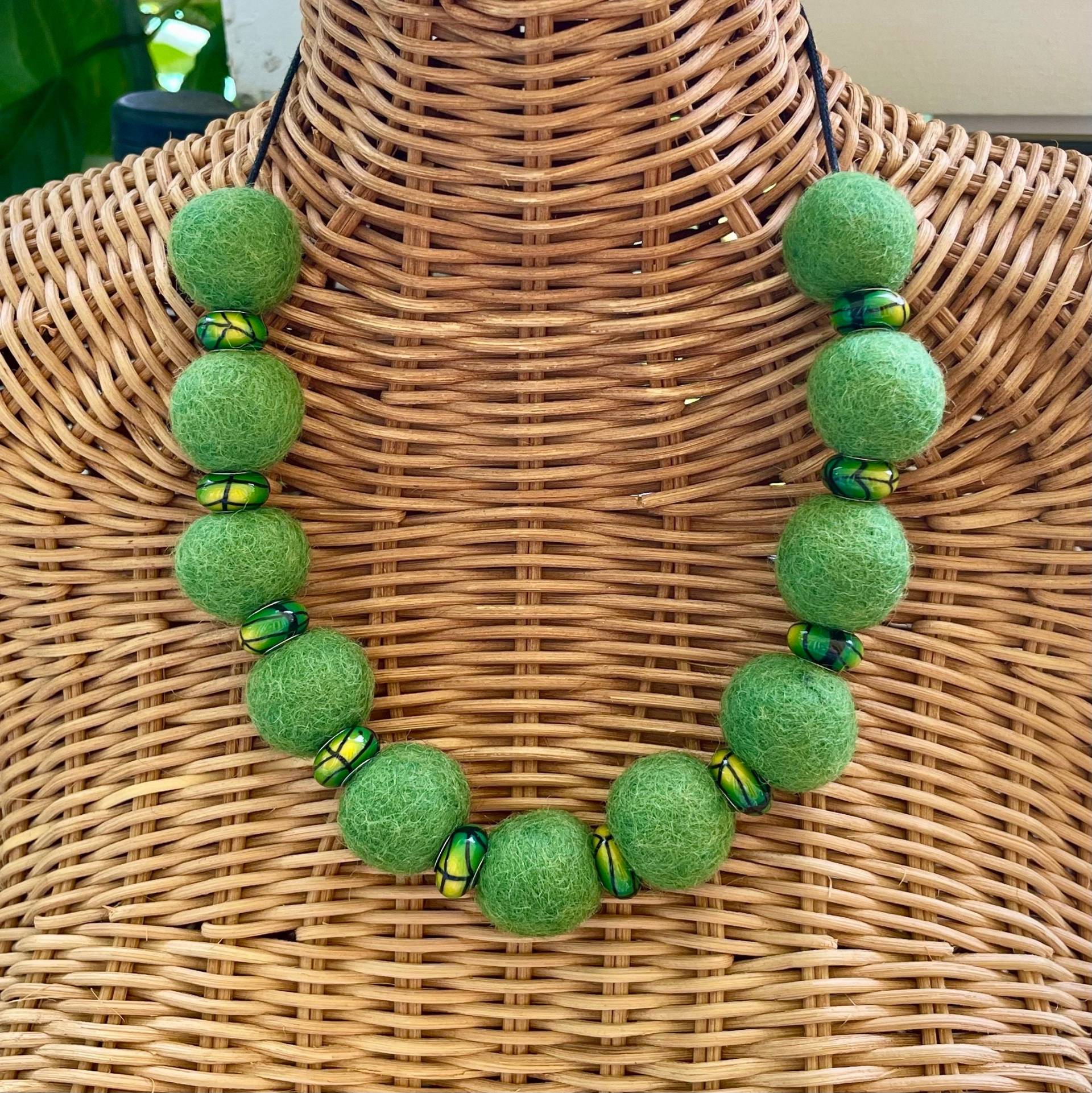Leichte Grüne Halskette, Gefilzte Wolle Kugel Kunst Statement Handgemachte Leichte Tolles Geschenk von FeltFabulousNY