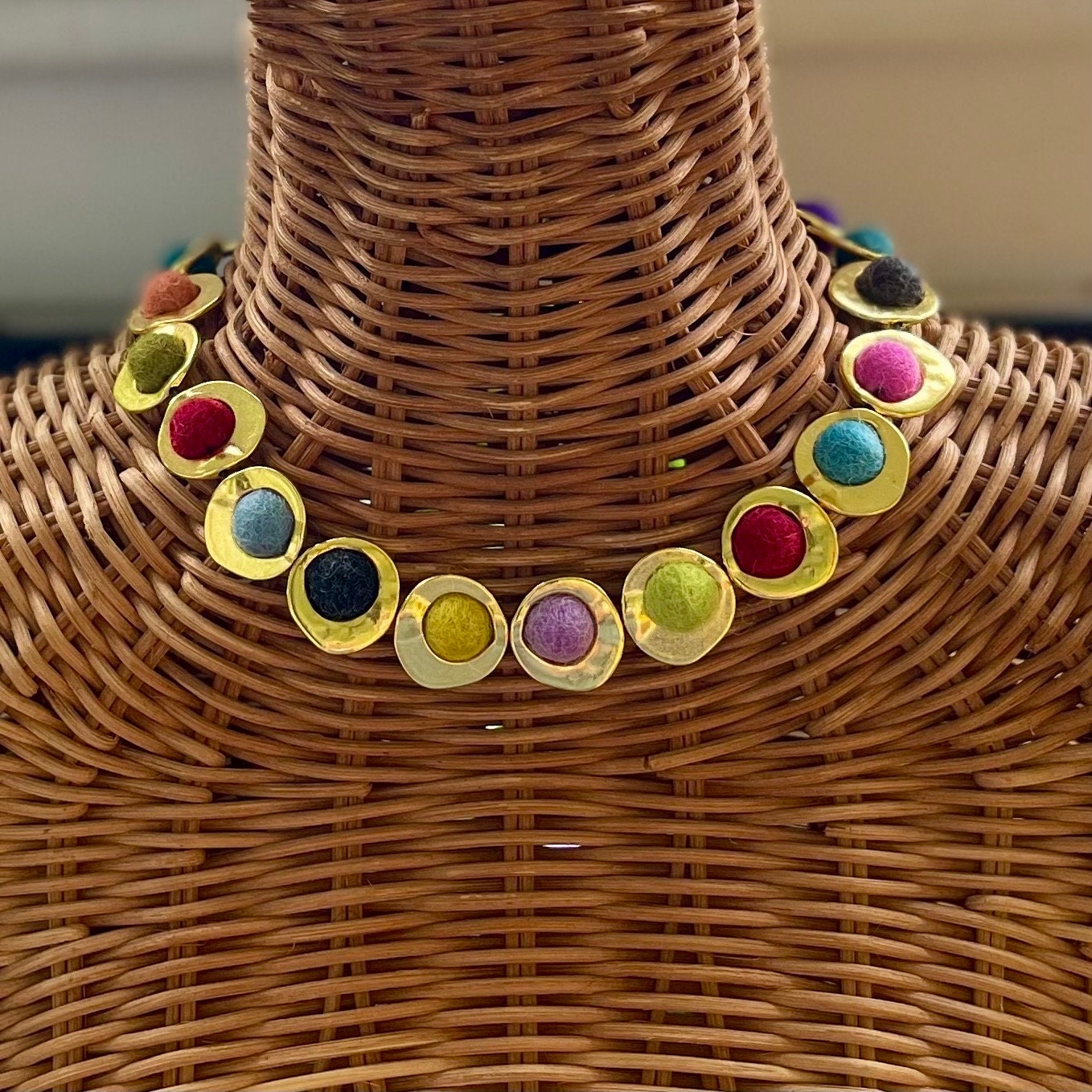 Multi Farbe Filz Halskette, Filzkugel Textilkunst Wolle Gold Rahmen Perlen, Statement Einzigartige Halskette von FeltFabulousNY