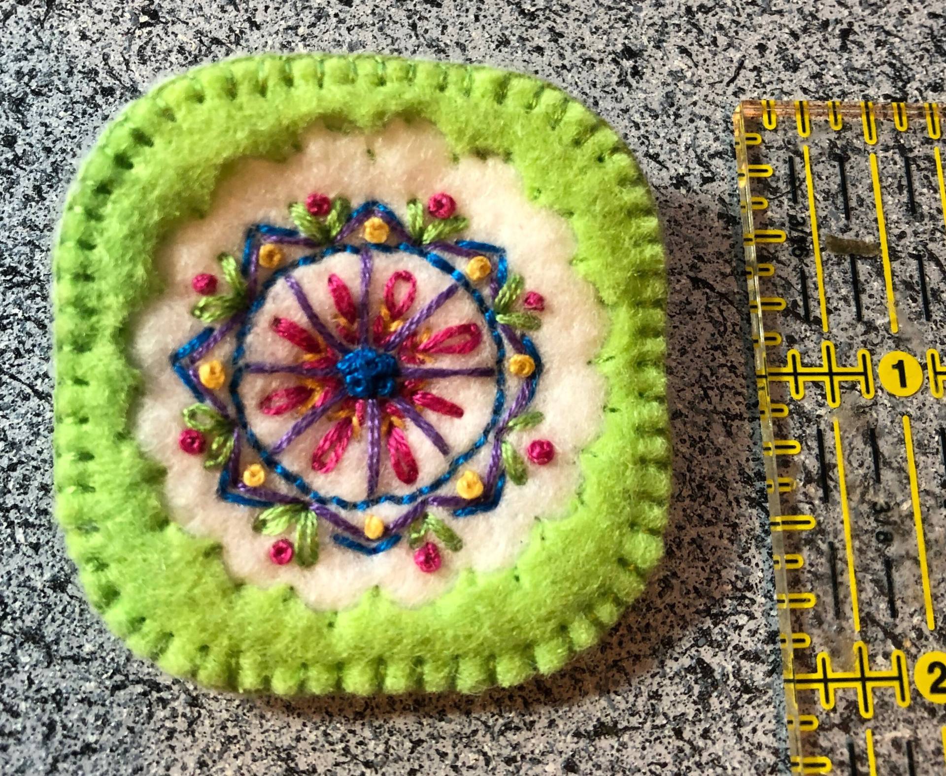 Wollfilz Bestickt Mandala-Pin Wollfilz Bestickt Mandala-Pin von FeltFriendsies