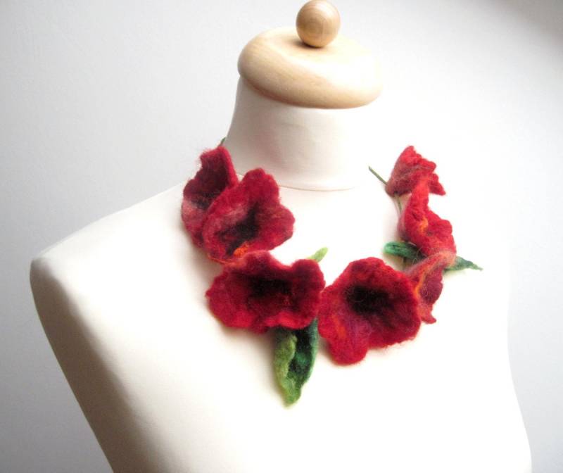 Roter Mohn Erklärung Halskette Hand Verfilzt Wolle Silk Blumen Mohnblumen Filz Wiese von FeltMeadow