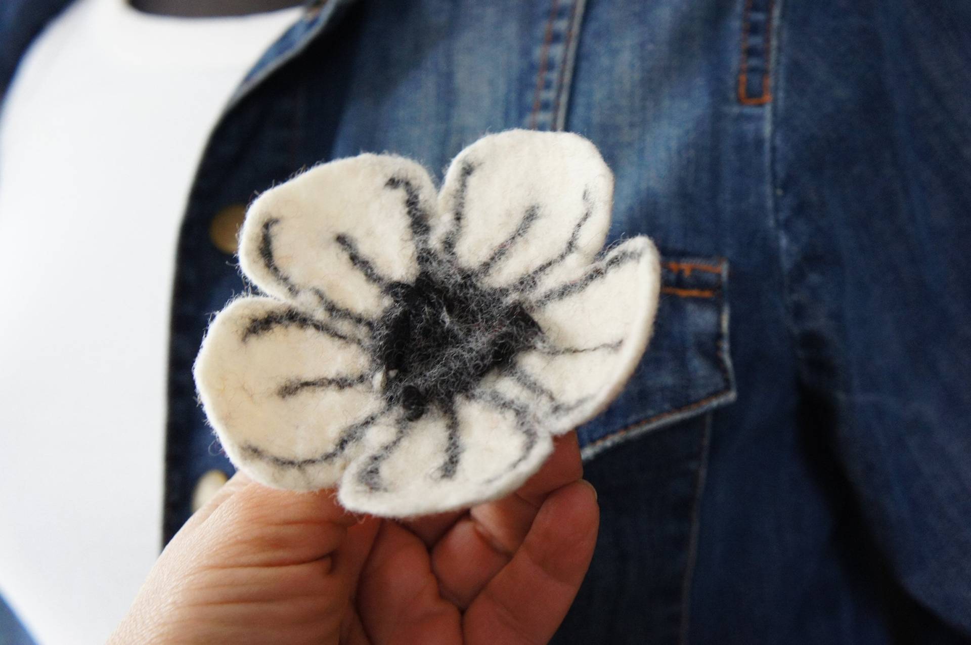 Filzblume Brosche, Filz Mohnblumen Pin, Wolle Blumen Weiße Muttertag Geschenk, Schal Nass Gefilzter Mohn Pin von FeltMkr