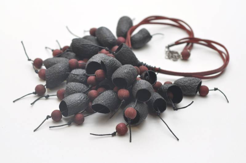Einzigartige Schmuck Schwarz Cocoon Halskette Frauen Accessoire Organic Large Silk Kokon Seidenschmuck Seidenraupe Geschenk Einzigartige Schmuck Schwarz Cocoon Halskette Frauen Accessoire Organic Large Silk Kokon Seidenschmuck Seidenraupe Geschenk von FeltNecklace