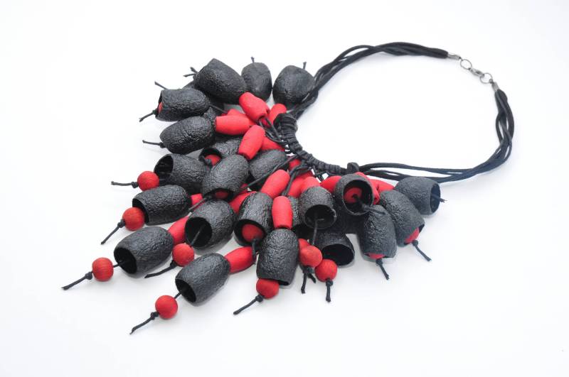 Eko Style Schwarz Und Rote Halskette Bio Seide Einzigartige Handgemachte Schmuck Cocoon Seidenschmuck Schwarze Eko Style Schwarz Und Rote Halskette Bio Seide Einzigartige Handgemachte Schmuck Cocoon Seidenschmuck Schwarze von FeltNecklace