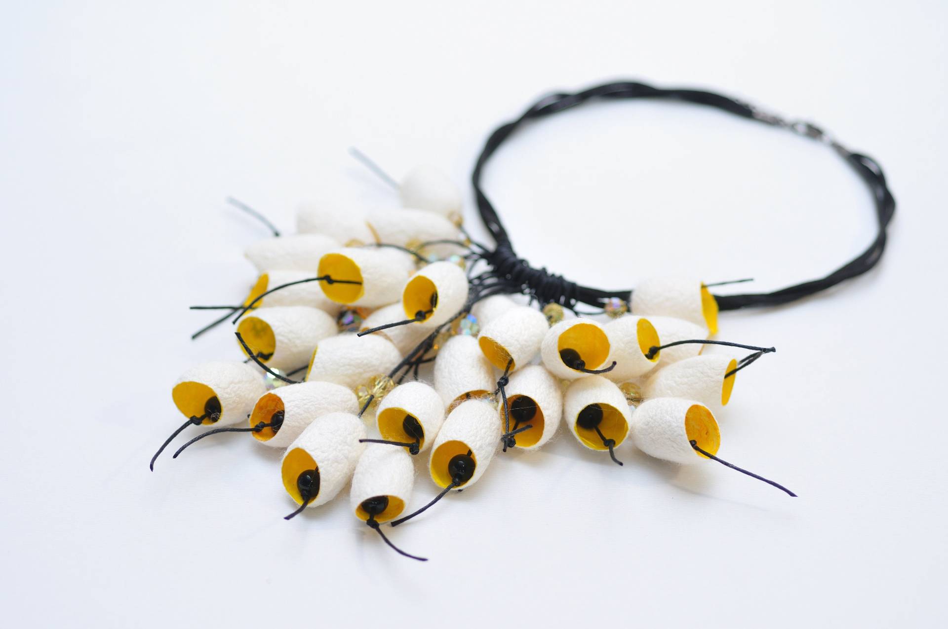 Gelbe Und Weiße Kokon Halskette Seidenraupe Seidenkokon Cocon Schmuck Geschenk Gelbe Und Weiße Kokon Halskette Seidenraupe Seidenkokon Cocon Schmuck Geschenk von FeltNecklace