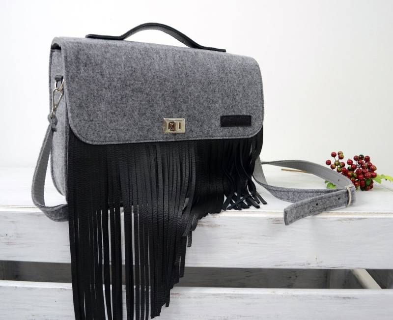 Filz Umhängetasche Für 13 Zoll Macbook Pro Case Mit Leder Fransen von FeltStudioDesign