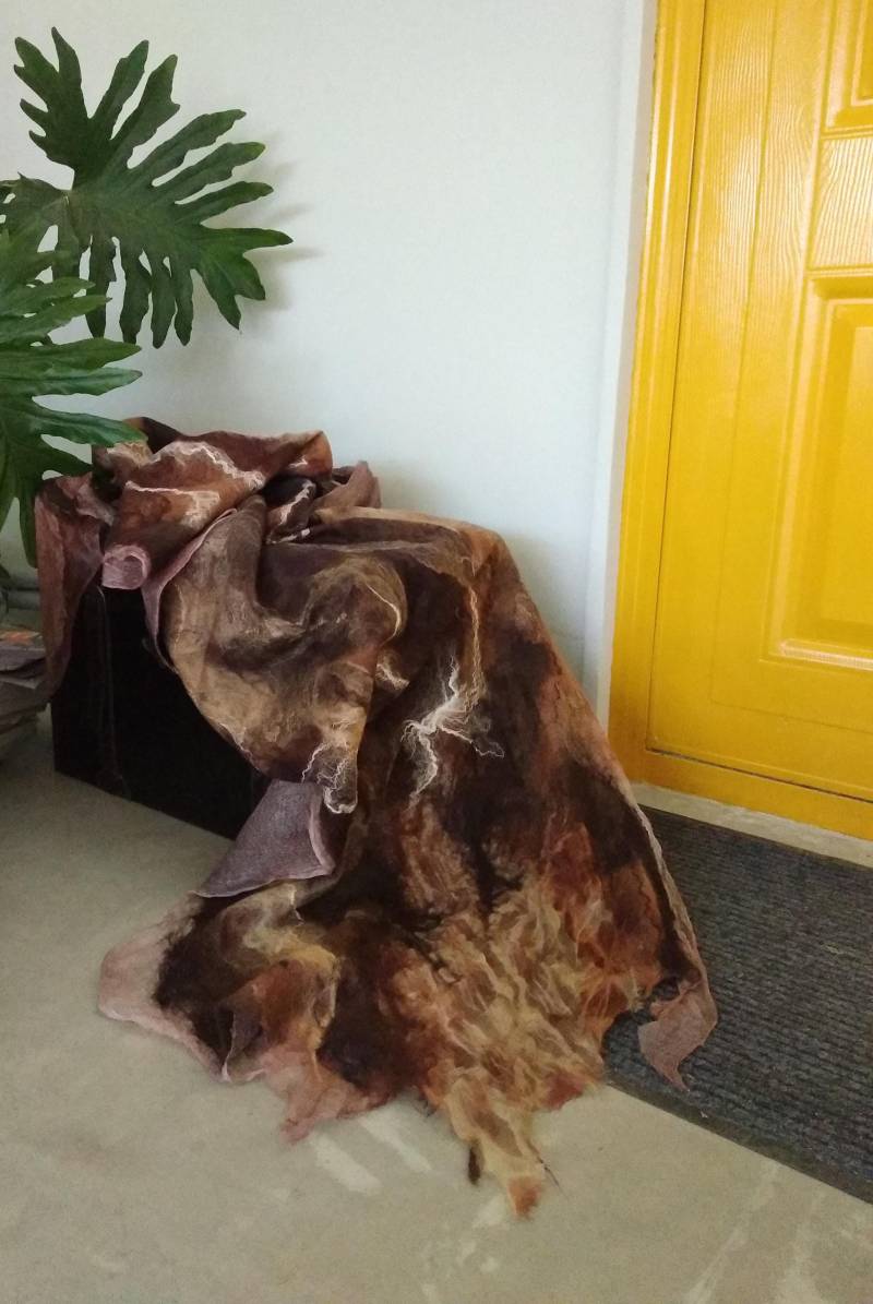 Beige Nuno Filz Schal, Boho Seidenschal, Gefilzter Halswärmer von FeltUA