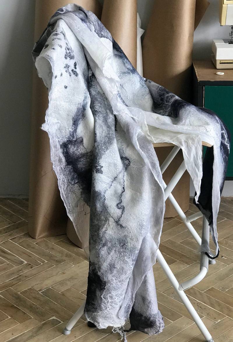 Große Filz Seiden Stola Boho Chic Elfenbein Seidenschal Natürliche Wolle Gefilzt Accessoire Schwarz Grau Weiß Eco Style von FeltUA