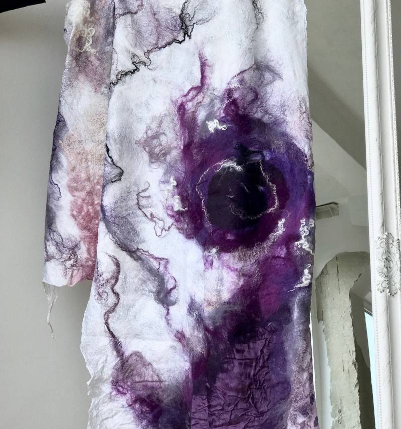 Große Gemütliche Stola, Nunofilz Schal, Blaubeer Eis Seide Gefilzte Lila Schal von FeltUA