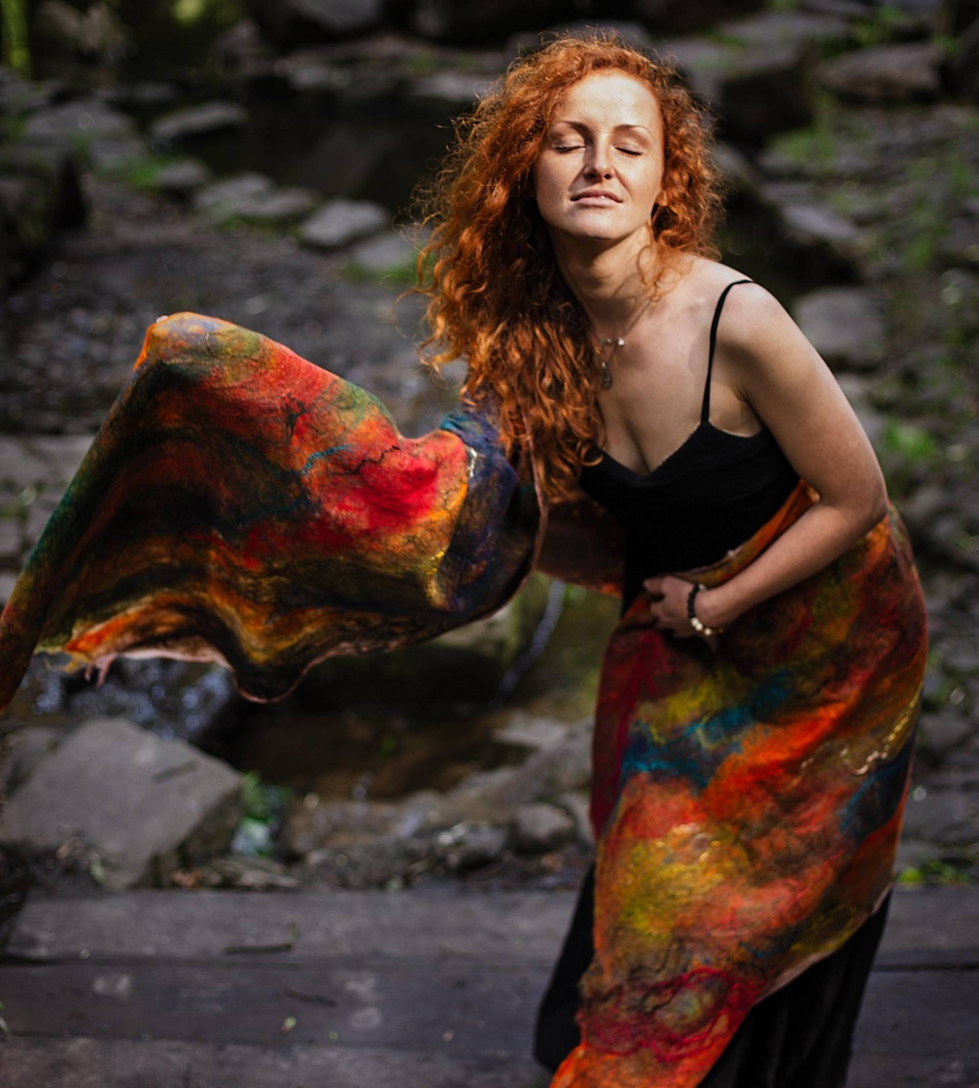 Großes Terracottafarbenes Warmes Dreieckstuch. Nuno Filz Stola Für Damen. Cape in Herbstfarben Gemütlichkeit von FeltUA