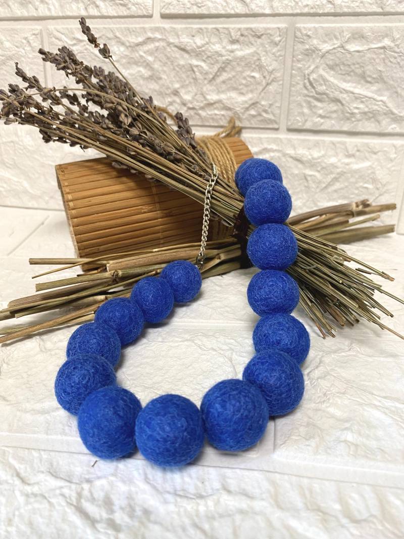 Blau Merino Wollfilz Perlenkette Chunky Lätzchen Statement Schmuck von FeltWoolDesign