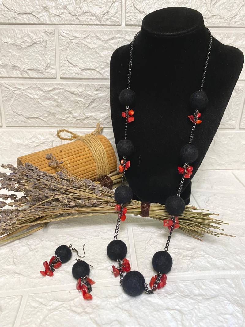 Filzperlenkette Koralle & Wolle Schmuckset von FeltWoolDesign