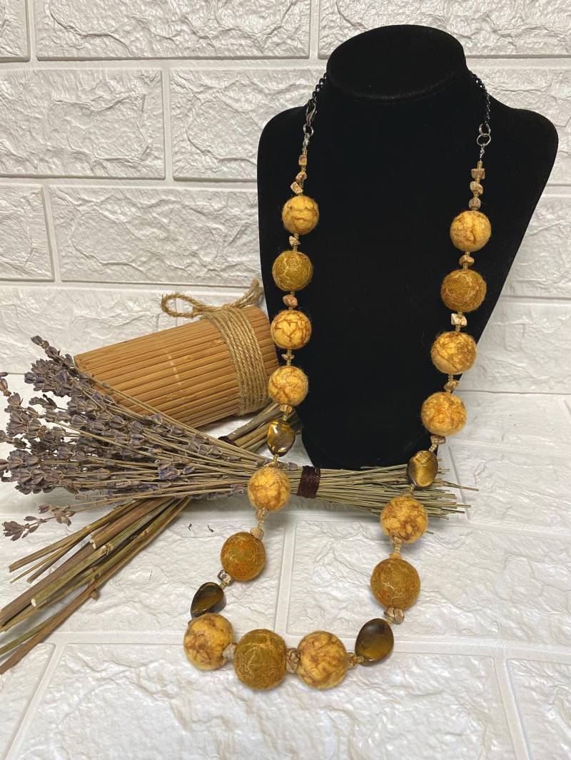 Gefilzte Perlenkette Gelbe Wolle & Stein Textilschmuck von FeltWoolDesign