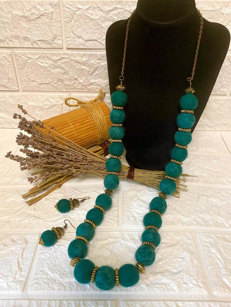 Smaragd Filzkugel Kette & Ohrhänger Woll Textilschmuck von FeltWoolDesign