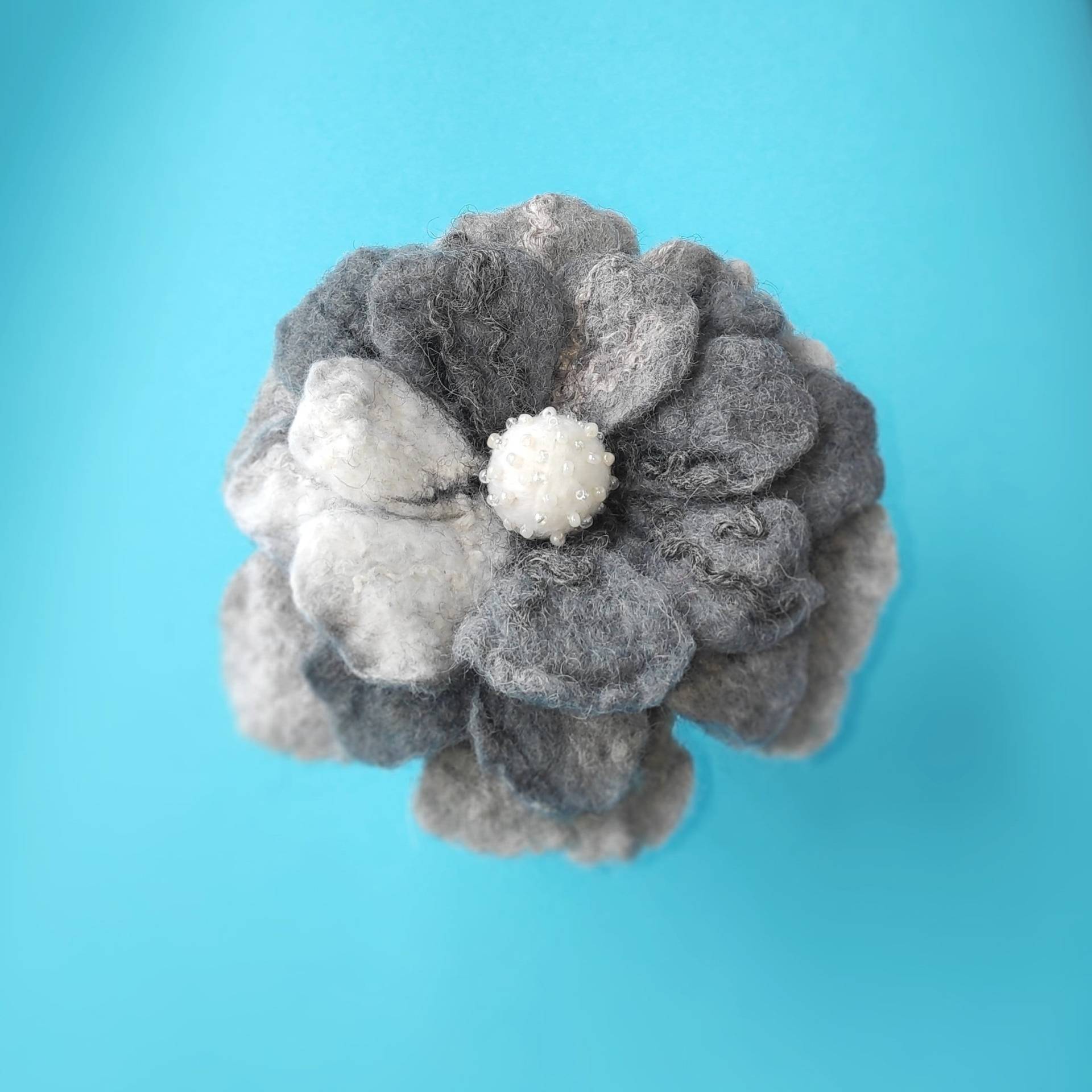 Filzblumen Brosche Aus Wolle Grau-Weiße Anstecknadel von FeltedArtDavilta