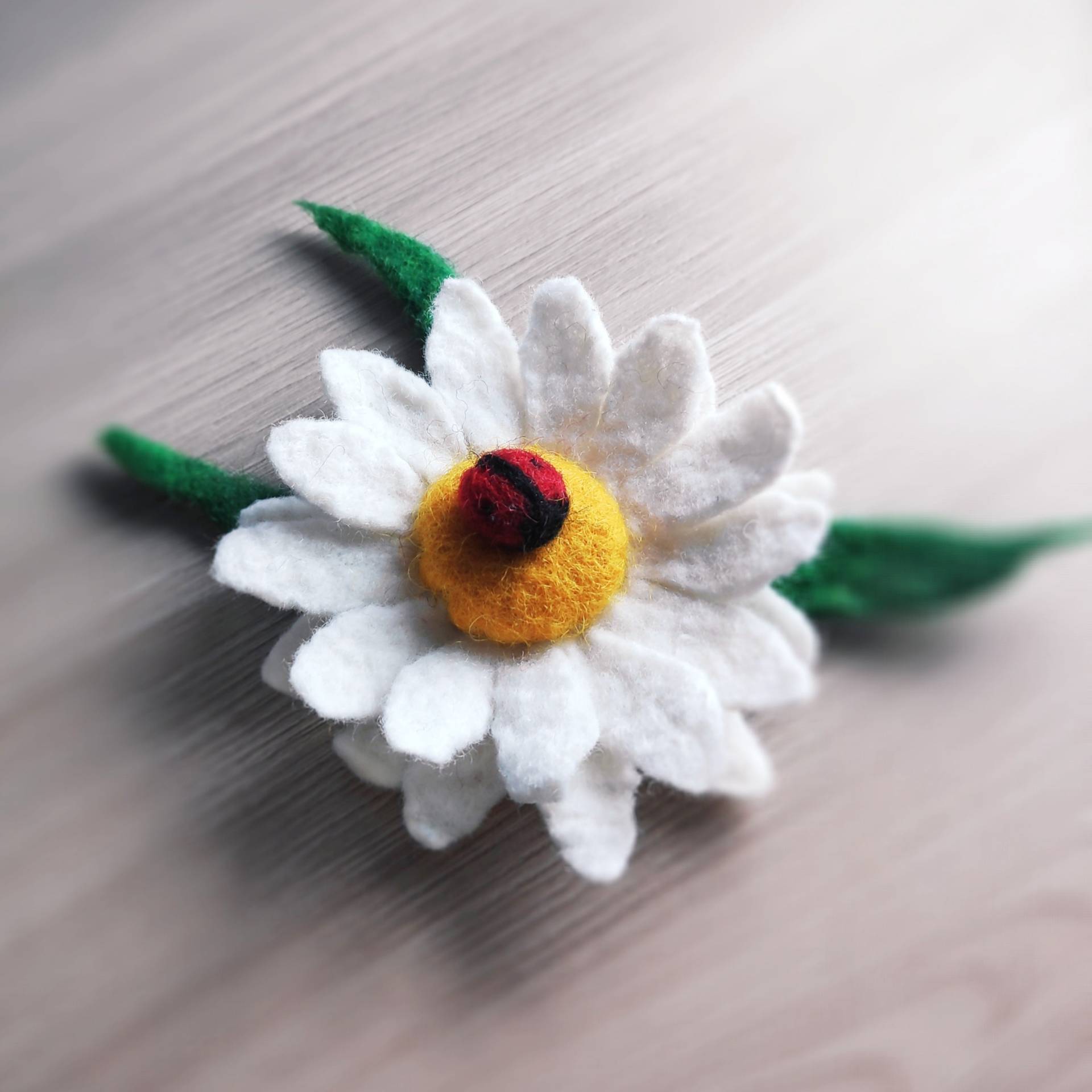 Gefilzte Kamille Blume Brosche Handgemachte Wolle Anstecknadel, Haarspange Schmuck von FeltedArtDavilta