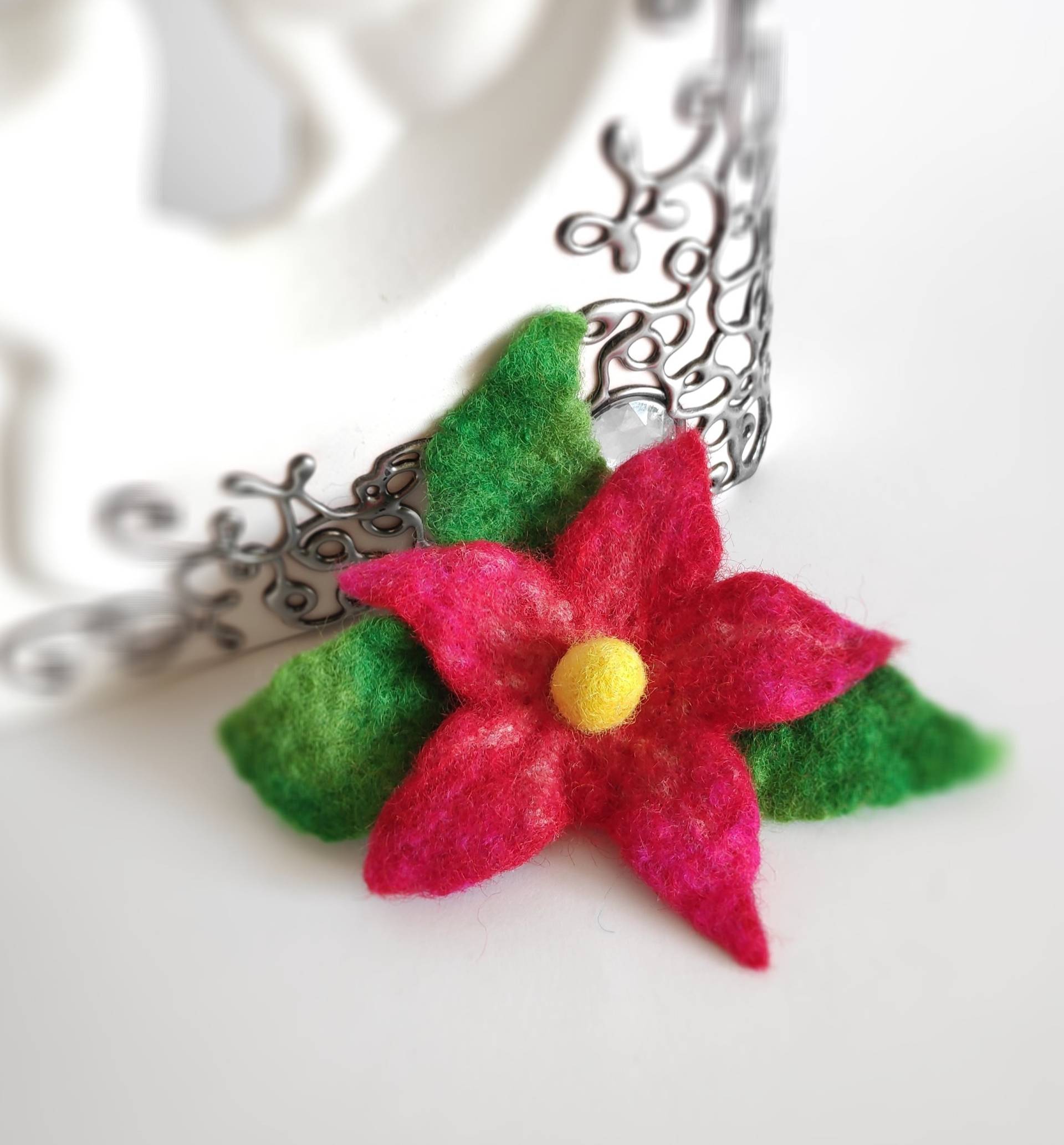 Rote Filzblume Brosche Handgemachte Wolle Anstecknadel, Haarspange Accessoire von FeltedArtDavilta