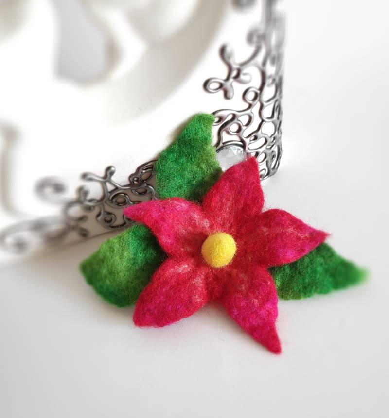 Rote Filzblume Brosche Handgemachte Wolle Anstecknadel, Haarspange Accessoire von FeltedArtDavilta
