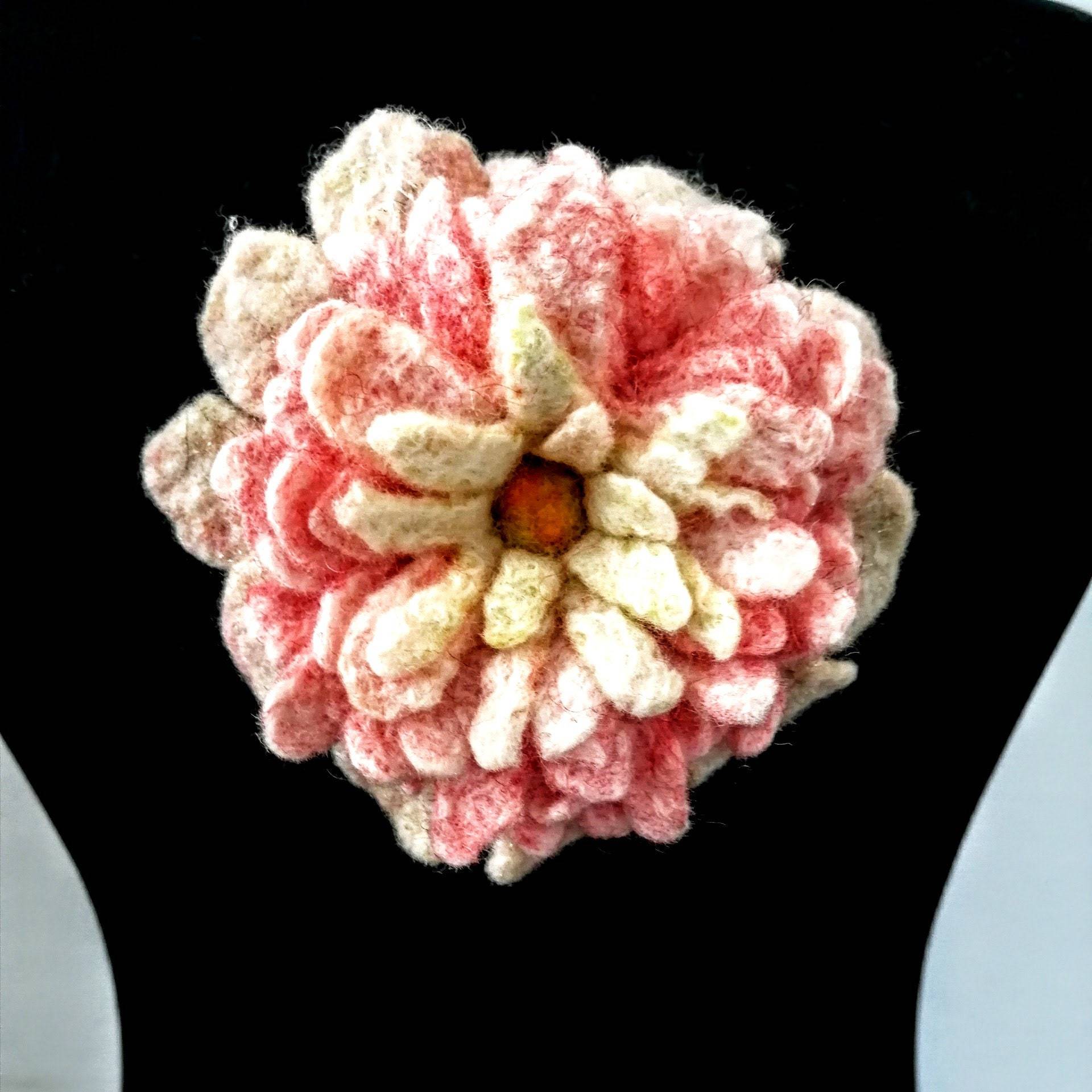 Filz Brosche Pinke Brosche Wolle Pink Handgefilzte Rosa Blume Nassfilz Mit Anstecknadel von FeltedShop