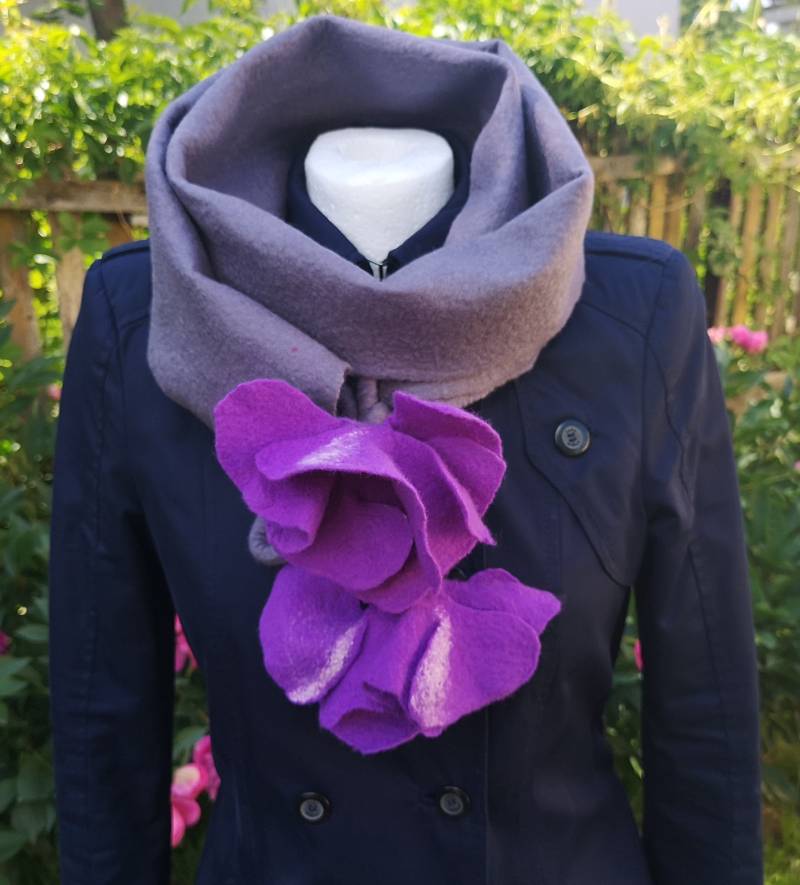 Herbst/Winter Schal, Grau Mit Lila Blumen Frau Gefilzt Herbst/Winter Schal, Grau Mit Lila Blumen Frau Gefilzt von FeltingGrace