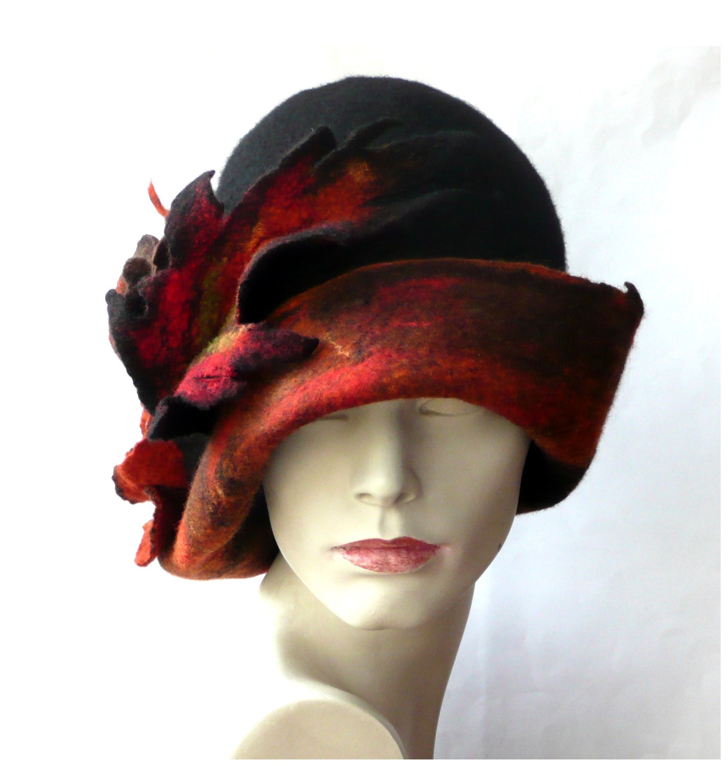 Filz Cloche Hut Für Frauen Im Stil Der 1920Er Jahre Aus in Schwarz Und Rot Filz Cloche Hut Für Frauen Im Stil Der 1920Er Jahre Aus in Schwarz Und Rot von Feltpoint