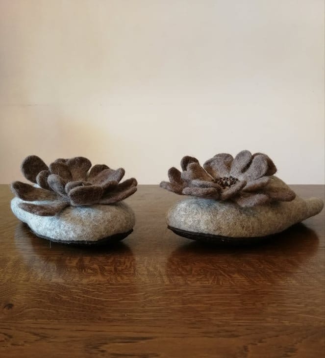 Gefilzte Wolle Hausschuhe Mit Blumen Für Frauen, Handgefertigte Hausschuhe, Filz Clogs, Damenhaus Schuhe, Geschenk Freundin von FeltsbyNome