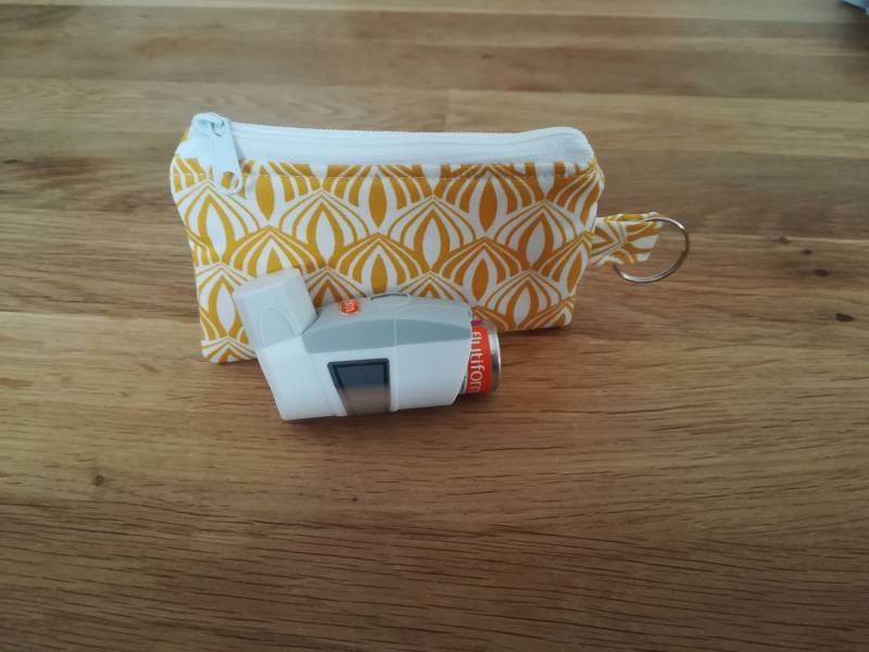 Tasche Für Asthmaspray Inhaler Retro von FeludaraDesign