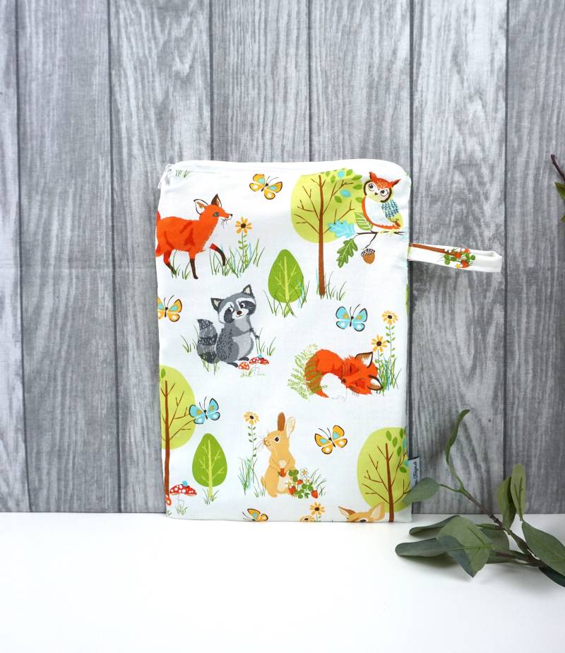 Wetbag in 2 Größen, Große Nasstasche, Windeltasche, Hort, Kiga - Waldtiere Bunt von FeludaraDesign